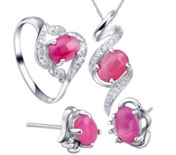 2.5 Carats Matching Ruby Engagment Ring, Earrings and Pendant for Women at Inexpensive price
