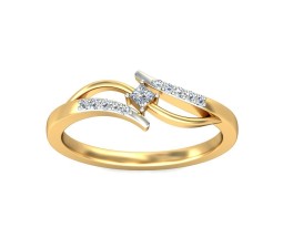Princess and Round Diamond Ring in Yellow Gold