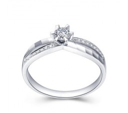 Luxurious Diamond Engagement Ring on 18k White Gold